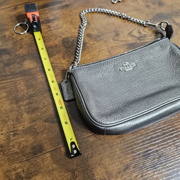 COACH LARGE WRISTLET 19 IN METALLIC PEBBLE LEATHER - Picture 3 of 7